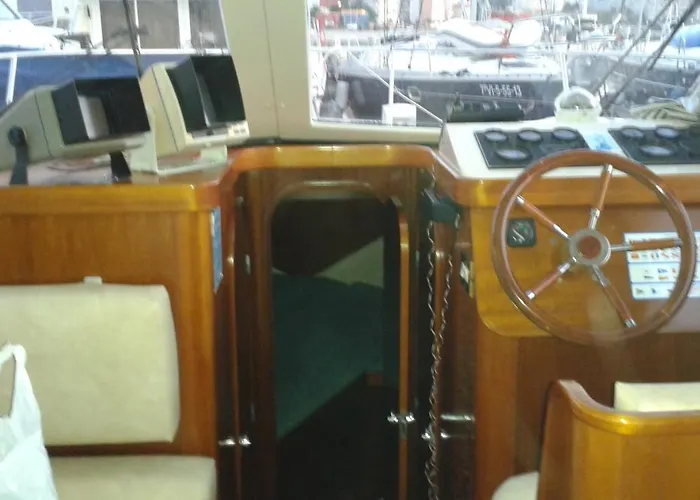 Πλωτό κατάλυμα Leyliley Portosin